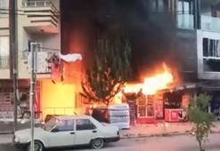 Arnavutköy'de korkutan yangın: Sünger deposundan iki binaya sıçradı