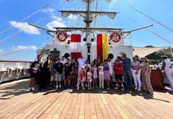 Meksika donanma gemisine çocuklardan ziyaret