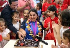 Altın madalyalı milli sporcu Merve Nur Eroğlu memleketi Bolu'da çiçeklerle karşılandı