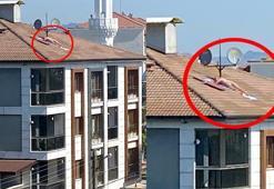 Çatıda çıplak halde güneşlendi, polis sirenini duyunca kaçtı