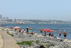 İstanbul'da sıcak havadan bunalanlar denize girerek serinledi