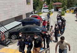 Kavgadan kaçmak için otomobile binen 3 kişinin tüfekle vurulmasında 15 şüpheli adliyede