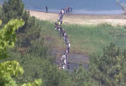 Sultangazi'de orman yangınına 'insan zinciri' ile su taşıdılar