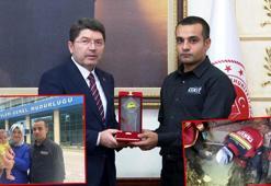Enkazdan çıkıp, can kurtaran CEKUT gönüllüsüne Bakan Tunç'tan plaket