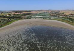 Büyükçekmece Gölü'nde balık tutulan yerlerden geriye parçalanmış toprak kaldı