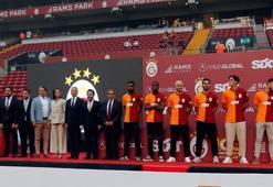 Galatasaray'da yeni transferler için imza töreni düzenledi