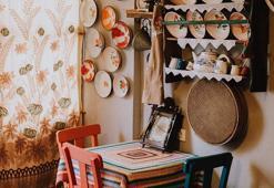 Evine sığdıramadığı 2 binden fazla antika eşya, açtığı kafeye dekor oldu