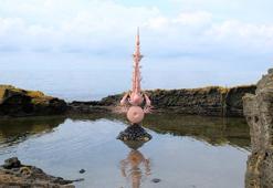 Dalgaların götürdüğü heykelin parçalarını yeniden toplayıp sergileyecek