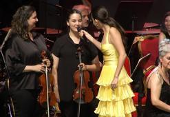 Keman sanatçısının en özel konseri; orkestra üyeleri hastalanınca 16 yaşındaki kızıyla sahne aldı