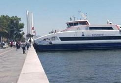 İzmir'de yolcu gemisi, kıyıdaki beton duvara çarptı