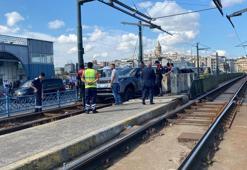Galata Köprüsü'nde tramvay yoluna giren cip kaldırıldı, seferler normale döndü