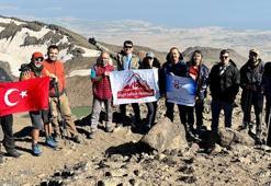 'Sağlıkta Şiddete Hayır' demek için Süphan Dağı’na tırmandı