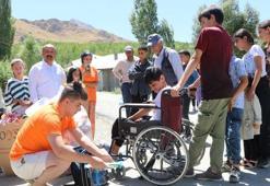 Sınır köylerini gezip, çocukları sevindirdiler