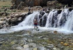 Van'da sıcaktan bunalanlar, Müküs Çayı'nda serinliyor