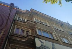 Kaldırımda yürürken başlarına beton parçası düşen baba ve kızı yaralandı