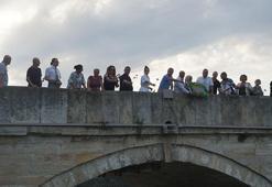 Auschwitz Kampı'nda öldürülen Romanlar için Meriç Nehri'ne çiçek bırakıldı