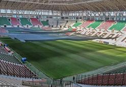 Diyarbakır Stadyumu'nun çimleri, sıcaktan 'perdeleme' ve 'fan' yöntemi ile korunuyor