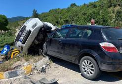 Kavşakta iki otomobil çarpıştı: 1 çocuk öldü, 8 yaralı