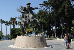 Antalya'nın ilk Türk fatihi Keyhüsrev'in heykeli bakımsız kaldı