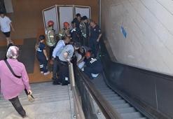 Kartal'da metroya inmek isteyen yaşlı adam düşerek yürüyen merdivene sıkıştı