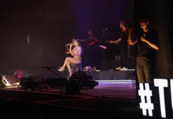 Simge Sağın'ın konserinde işaret diliyle çeviri yapıldı