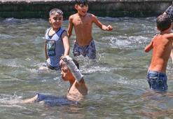 Sıcaktan bunalınca kolundaki alçıya rağmen süs havuzuna girdi