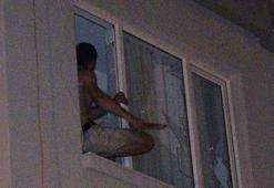 Pencerede bıçakla polise direndi, müdahale sonrası düşüp yaralandı