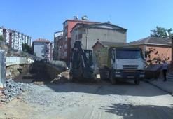 Sarıyer'de çöken yolda dolgu çalışması devam ediyor