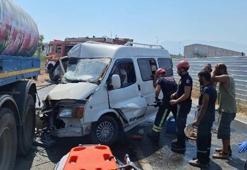 Sulama tankerine çarpan minibüsün sürücüsü yaralandı