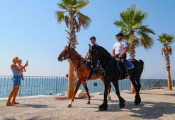 Konyaaltı Sahili'nde atlar 'Börü' ve 'Winner' ile devriye