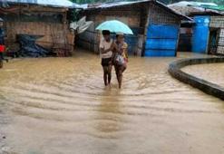 Muson yağmurları, dünyanın en büyük mülteci kampında sele neden oldu
