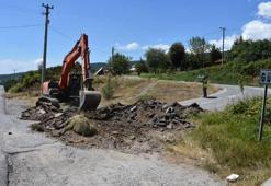 Arazisinden geçen mahalle yolunu iş makinesiyle kazdırıp, kapattı