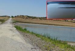 Tarımsal sulamaya kapatılan barajda su seviyesi düştü, eski kara yolu ortaya çıktı