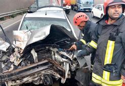 Otomobil, iş makinesine çarptı; sürücü ağır yaralı