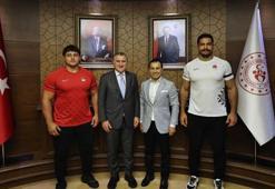 Gençlik ve Spor Bakanı Bak, şampiyon güreşçileri kabul etti