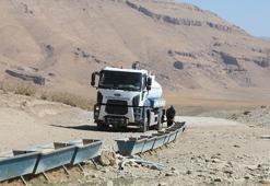 Van'da koyun sürüleri için yaylalara tanker ile su taşınıyor