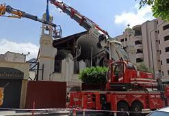 Depremde hasar alan Rum Ortodoks Kilisesi'nin risk oluşturan çan kuleleri kaldırıldı