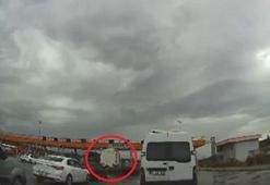 Kontrolden çıkan TIR, gişelerde bekleyen 3 otomobile çarptı; kaza kamerada