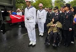 Şehit eşinin tabutuna son kez bakarak gözyaşı döktü