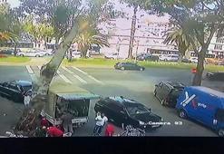 Fatih'te kamyonetin üzerine ağaç devrildi: O anlar kamerada