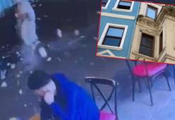 Beyoğlu'nda binadan kopan betonlar düştü, yoldan geçenler kıl payı kurtuldu