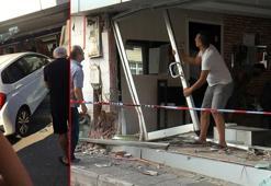 Kadıköy'de otomobil berbere girdi: 1’i çocuk 4 yaralı