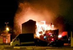 Fatih'te ahşap bina alev alev yandı