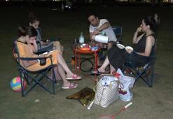 Antalya'da sıcaktan bunalanlar akşam da sahili doldurdu