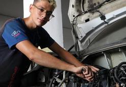 Dünya şampiyonu Hamza, ailesine yük olmamak için çıraklık yapıyor