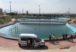 Parktaki süs havuzunda boğulma tehlikesi geçiren 2 kardeş, yoğun bakımda