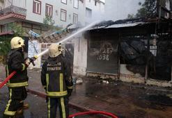 Antalya Kepez'de çıkan yangında 2 dükkan küle döndü