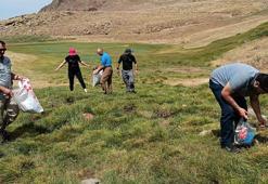 Dağcılar, doğada çöp toplayıp çevre ve iklim krizine dikkat çekti