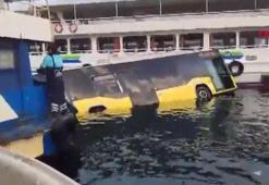 Eminönü'nde İETT otobüsü denize düştü