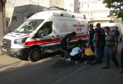 Park halindeki otomobile çarpan elektrikli motosikletin sürücüsü yaralandı